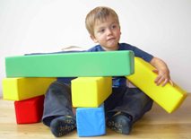 Kind mit bunten Bausteinen